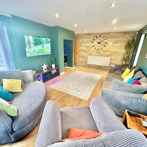  Holiday home Large Family With Hot Tub - Sky Sports - Water Bed - Free Parking United Kingdom